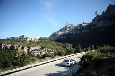 Pelegrins arribant amb cotxe, amb Sant Benet i el Cavall Bernat al fons