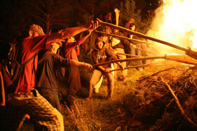 Encenent la falla dalt el turó