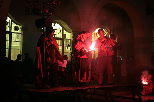 Els diables recitant els versots