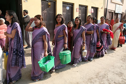 Les dones llueixen els seus millors vestits