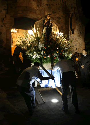 La marededéu sortint de l'ermita