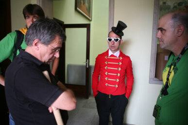 Ultimant els preparatius al balcó