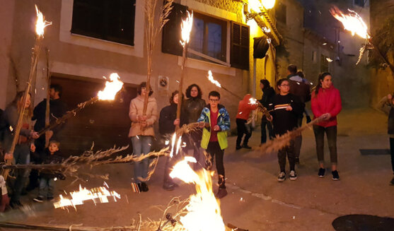 Les faies davant un fogueró