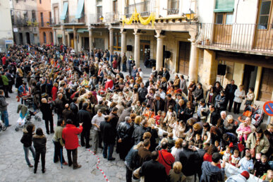 Grans i petits al voltant del tió