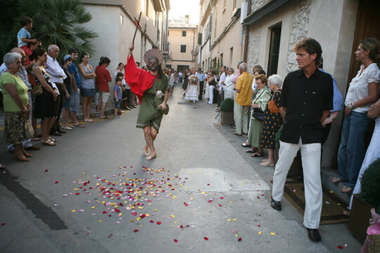 Es llancen pètals de flors al pas de la comitiva