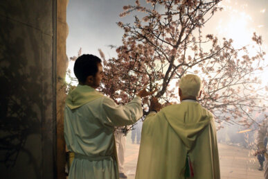 El sacerdot trenca un tros de branca i l'entra al temple