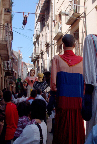 L'Home de la Barra, filigranes entre gegants
