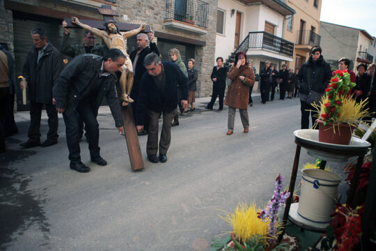 Pas del Viacrucis per davant d'una estació amb grillades