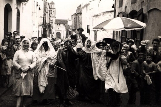 Les mascarulles entrant amb la comitiva del Carnestoltes