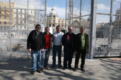 El pirotècnic fotografiant-se amb alguns convidats