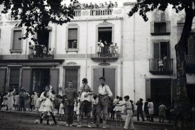 Tirar bateig a Arenys de Mar, 1923. Foto: Tomàs Carreras i Artau (Arxiu d'Etnografia i Folklore de Catalunya)